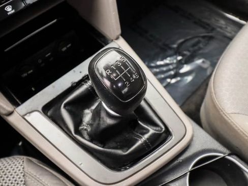 Used 2017 Hyundai Elantra SE image 4