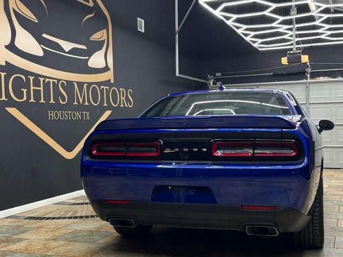 Used 2022 Dodge Challenger R/T w/ Performance Handling Group RWD image 15