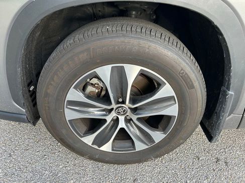 Used 2025 Toyota Highlander XLE FWD image 9