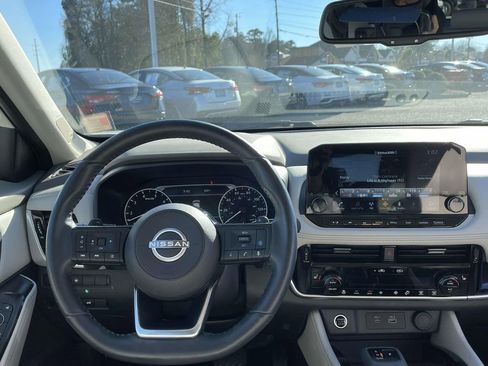 Used 2023 Nissan Rogue SL w/ SL Premium Package image 13