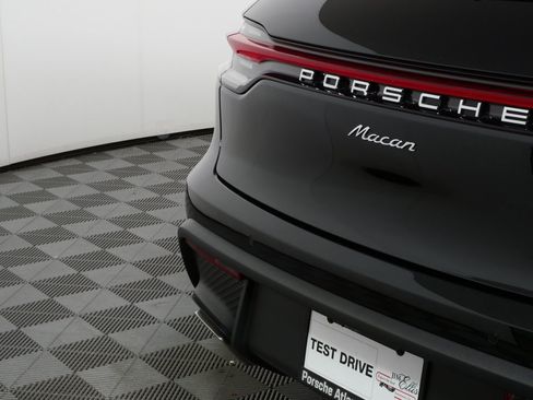 Certified 2025 Porsche Macan AWD image 37
