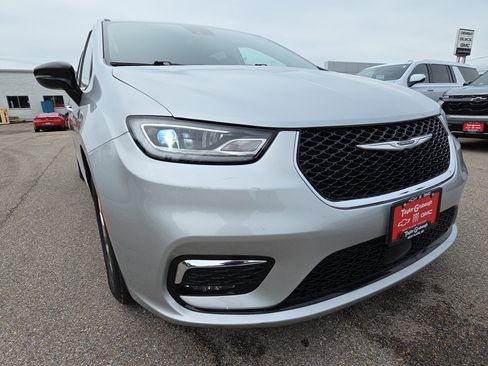Used 2024 Chrysler Pacifica Touring-L FWD image 11