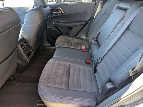 Used 2025 Mitsubishi Outlander SE image 29