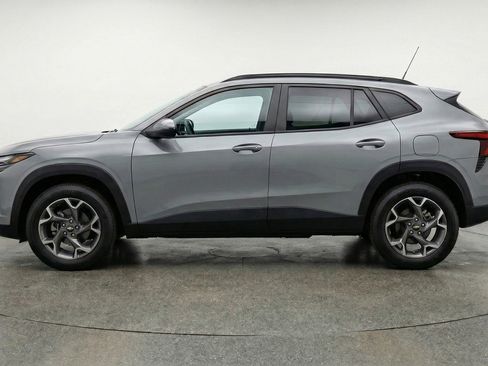 Used 2025 Chevrolet Trax LT w/ LT Convenience Package image 5