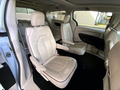 Used 2019 Chrysler Pacifica Limited image 20
