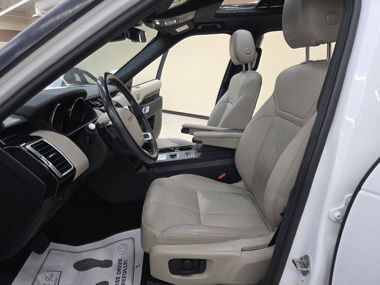 Used 2019 Land Rover Discovery SE AWD/4WD image 18