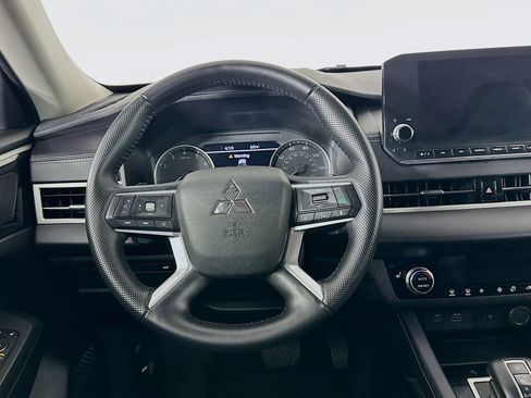 Used 2024 Mitsubishi Outlander SE image 18