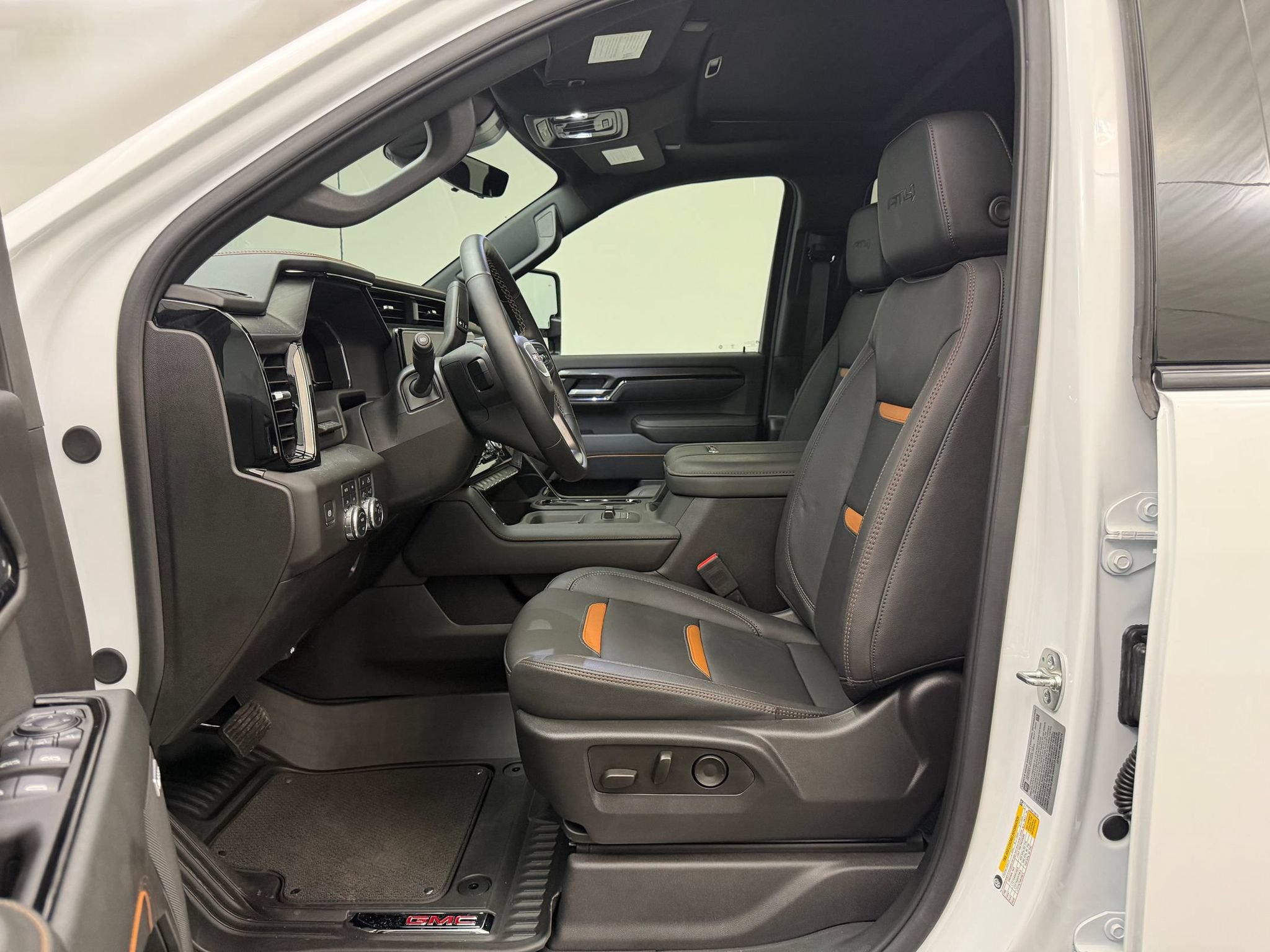 Used 2025 GMC Sierra 3500 AT4 w/ AT4 Premium Plus Package AWD/4WD image 5