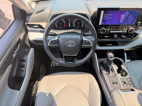 Used 2023 Toyota Highlander Limited FWD image 18