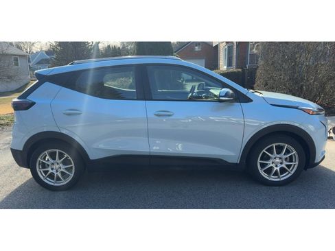 Used 2022 Chevrolet Bolt EUV LT w/ Convenience Package image 3