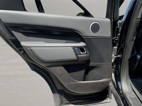 Used 2018 Land Rover Discovery SE image 29