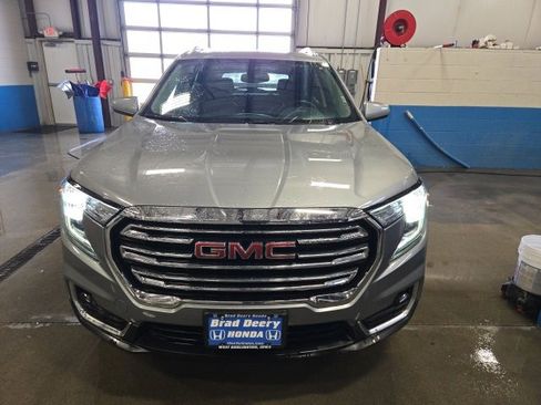 Used 2024 GMC Terrain SLT image 3