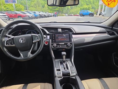 Used 2018 Honda Civic Touring image 14