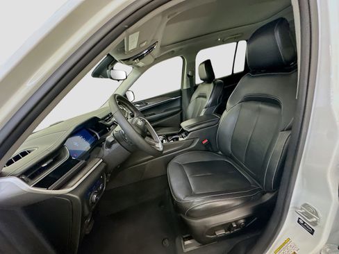 Used 2023 Jeep Grand Cherokee 4x4 image 13