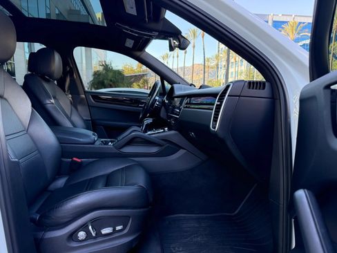 Used 2019 Porsche Cayenne AWD/4WD image 16