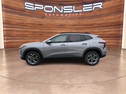 Used 2025 Chevrolet Trax LT w/ LT Convenience Package image 2