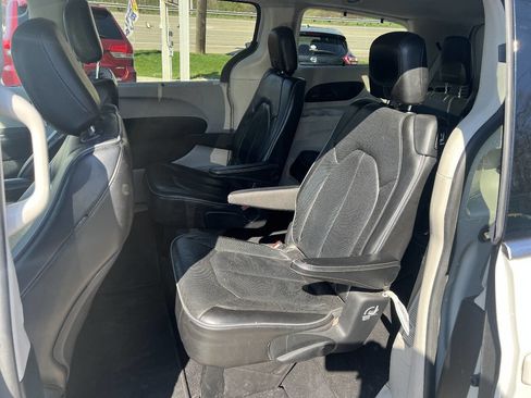 Used 2020 Chrysler Pacifica Limited image 12