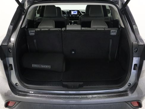 Used 2021 Toyota Highlander XLE FWD image 35