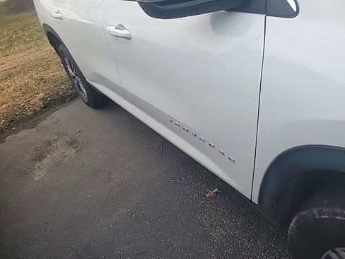 Used 2025 Chevrolet Traverse LT image 7