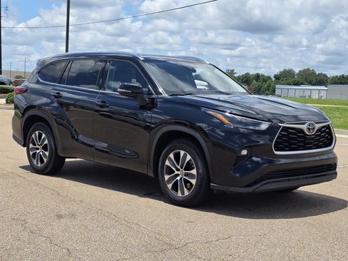 Used 2021 Toyota Highlander XLE FWD image 3
