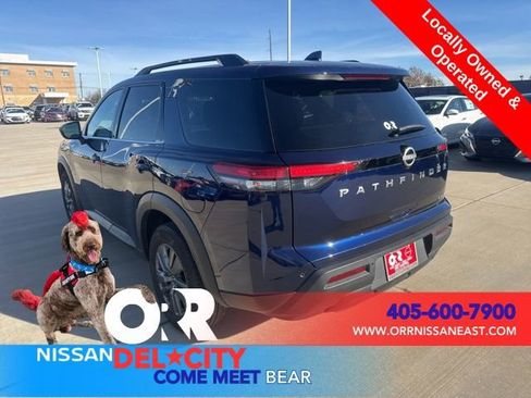 Used 2024 Nissan Pathfinder SV image 3