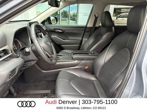 Used 2022 Toyota Highlander XLE AWD/4WD image 9