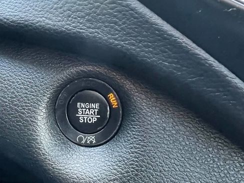 Used 2019 Jeep Cherokee Limited image 36