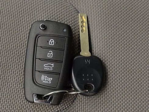 Used 2025 Hyundai Elantra SE FWD image 32