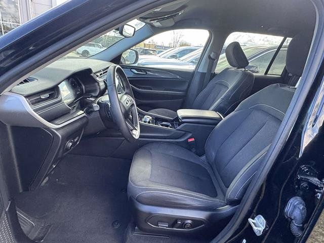 Used 2023 Jeep Grand Cherokee Laredo w/ Luxury Tech Group I AWD/4WD image 8