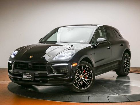 Certified 2022 Porsche Macan S AWD/4WD image 1