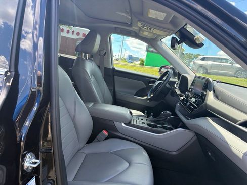 Used 2022 Toyota Highlander XLE AWD/4WD image 20