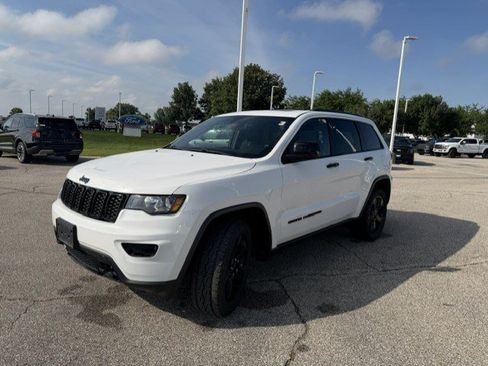 Used 2019 Jeep Grand Cherokee Laredo AWD/4WD image 3