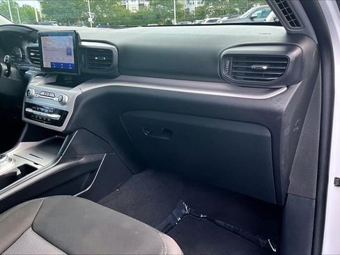 Used 2023 Ford Explorer XLT AWD/4WD image 14