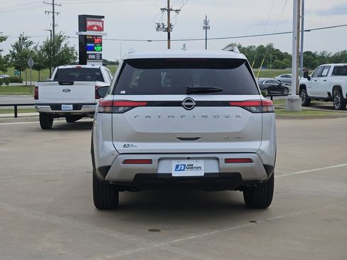Used 2025 Nissan Pathfinder SL AWD/4WD image 7