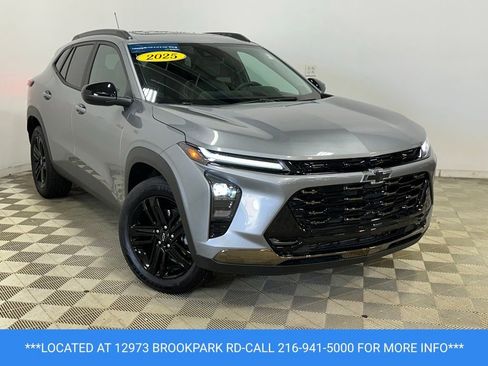 Used 2025 Chevrolet Trax ACTIV w/ Sunroof Package FWD image 3
