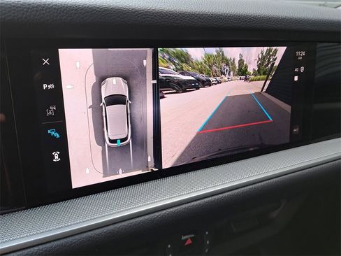 Used 2025 Porsche Cayenne image 32