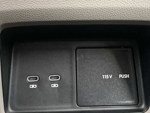 Certified 2025 Volkswagen Atlas SE w/ Panoramic Sunroof Package image 15