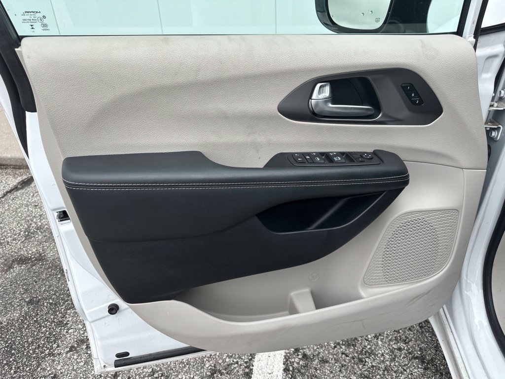 Used 2024 Chrysler Pacifica Touring-L FWD image 10