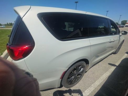Used 2020 Chrysler Pacifica Touring w/ S Appearance Package FWD image 4