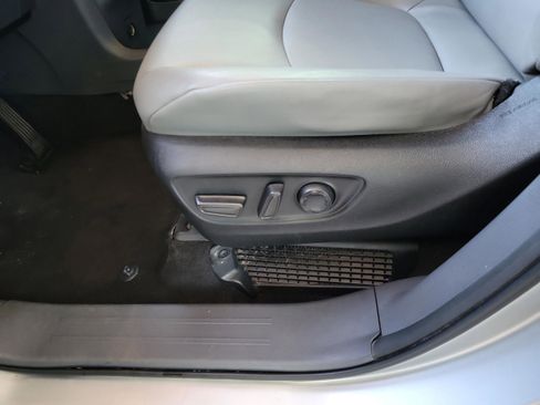 Used 2023 Toyota Sienna XLE image 9