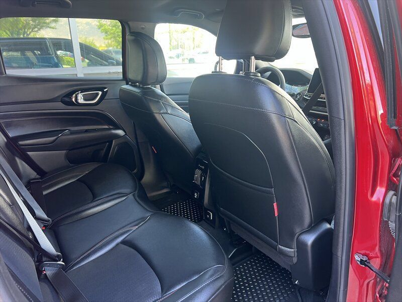 Used 2025 Jeep Compass Trailhawk AWD/4WD image 17