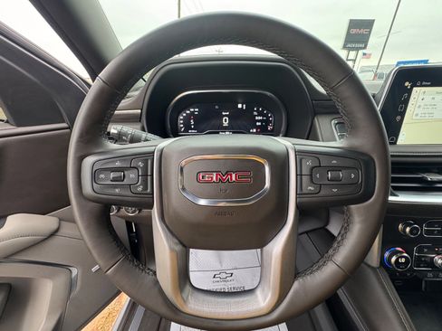Used 2023 GMC Yukon XL SLT w/ SLT Luxury Package image 21