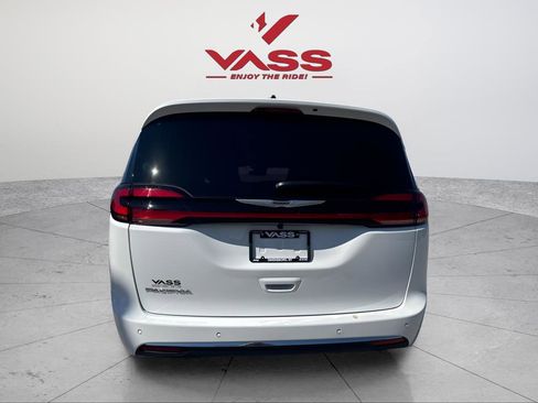 New 2026 Chrysler Pacifica Select image 4