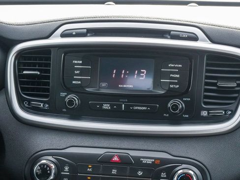 Used 2016 Kia Sorento LX w/ LX Convenience Package image 13