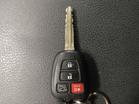 Used 2019 Toyota Highlander Plus FWD image 32