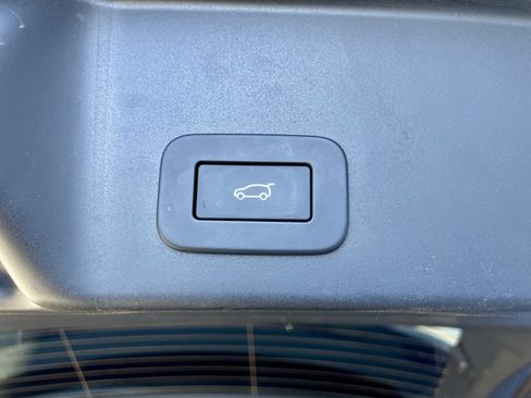 Certified 2025 Land Rover Range Rover Evoque Dynamic SE AWD/4WD image 37
