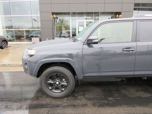 Used 2024 Toyota 4Runner SR5 Premium w/ SR5 Premium Package image 2