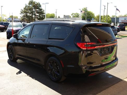 Used 2025 Chrysler Pacifica Limited FWD image 7