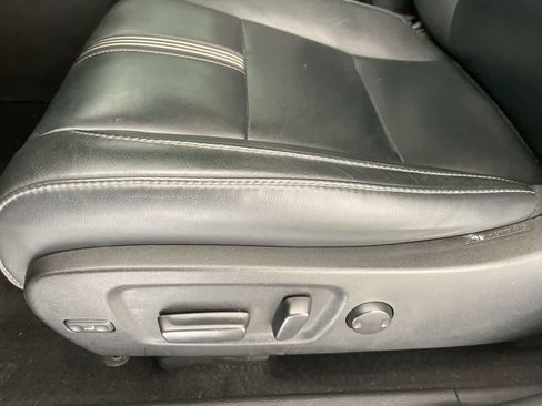 Used 2017 Toyota Highlander SE w/ Carpet Mat Package AWD/4WD image 12