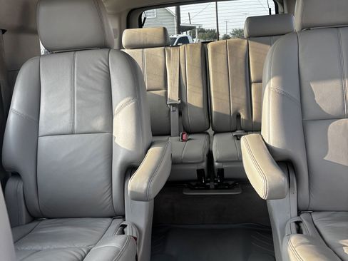 Used 2014 Chevrolet Suburban LT image 7